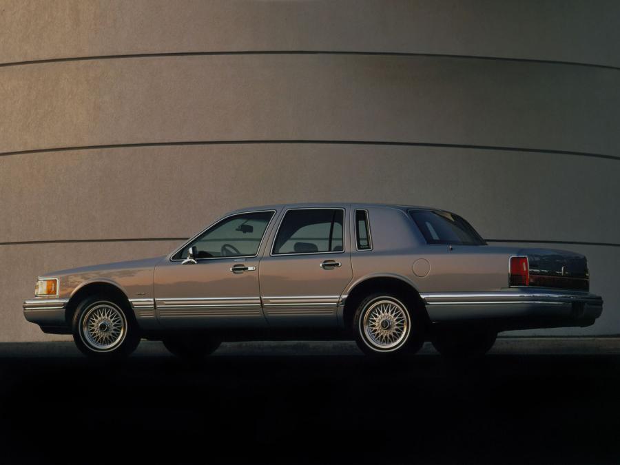  Lincoln Town Car 1992 года  (фото 14 из 16)